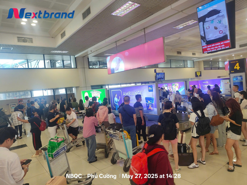 Quảng cáo biển hộp đèn tại khu vực băng chuyền nhận hành lý của sân bay Quảng cáo biển hộp đèn tại khu vực băng chuyền nhận hành lý của sân bay