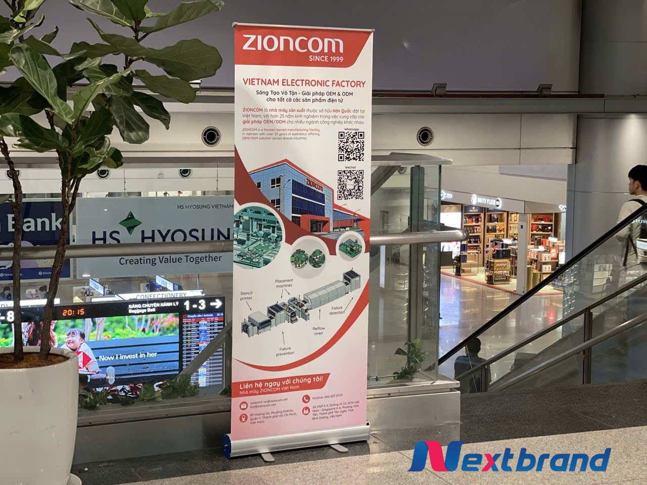 Quảng cáo với hình thức standee tại sân bay