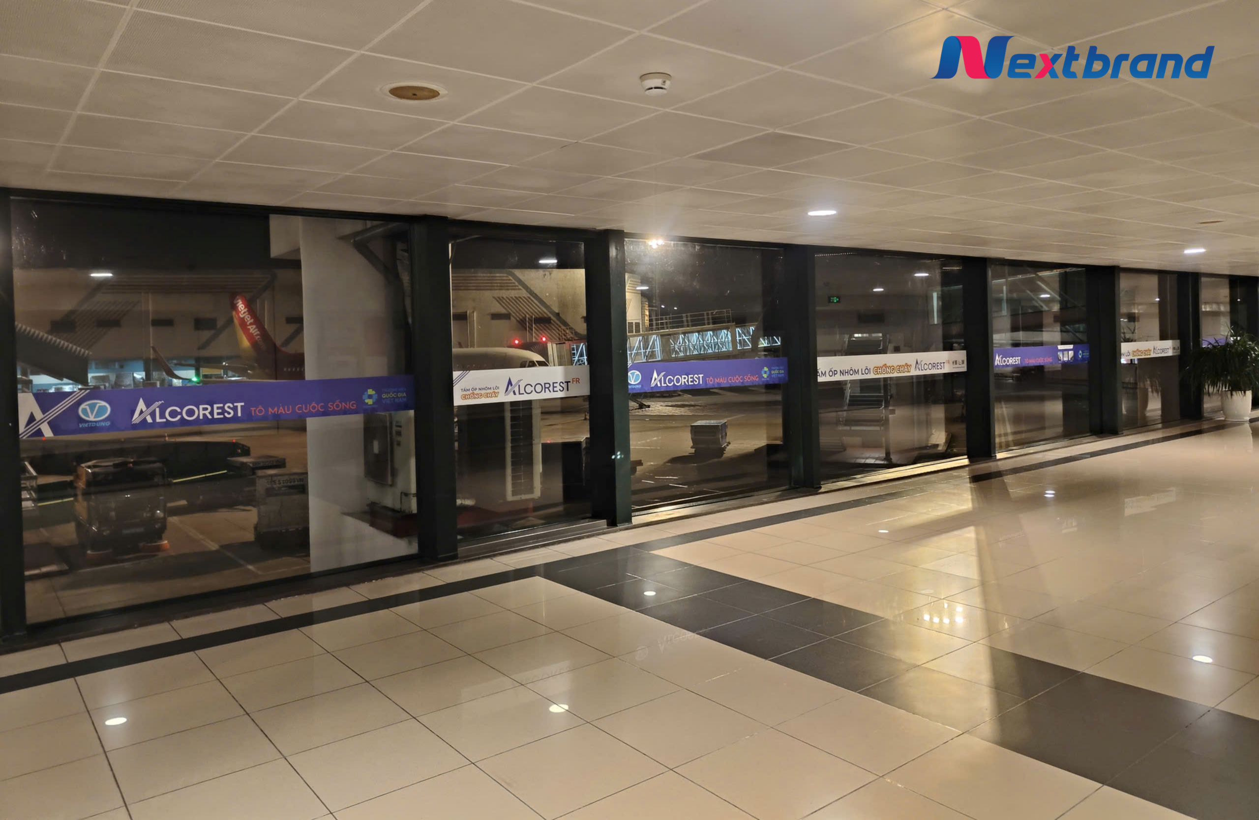 Quảng cáo dán decal tại khu vực hành lang chung ga đến của sân bay