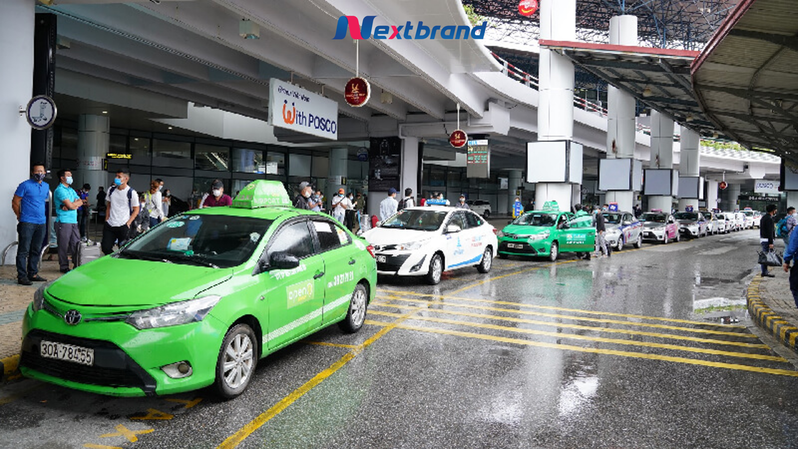 Taxi là phương tiện di chuyển nhanh và tiện lợi giữa Sân bay Quốc tế Nội Bài và Sa Pa