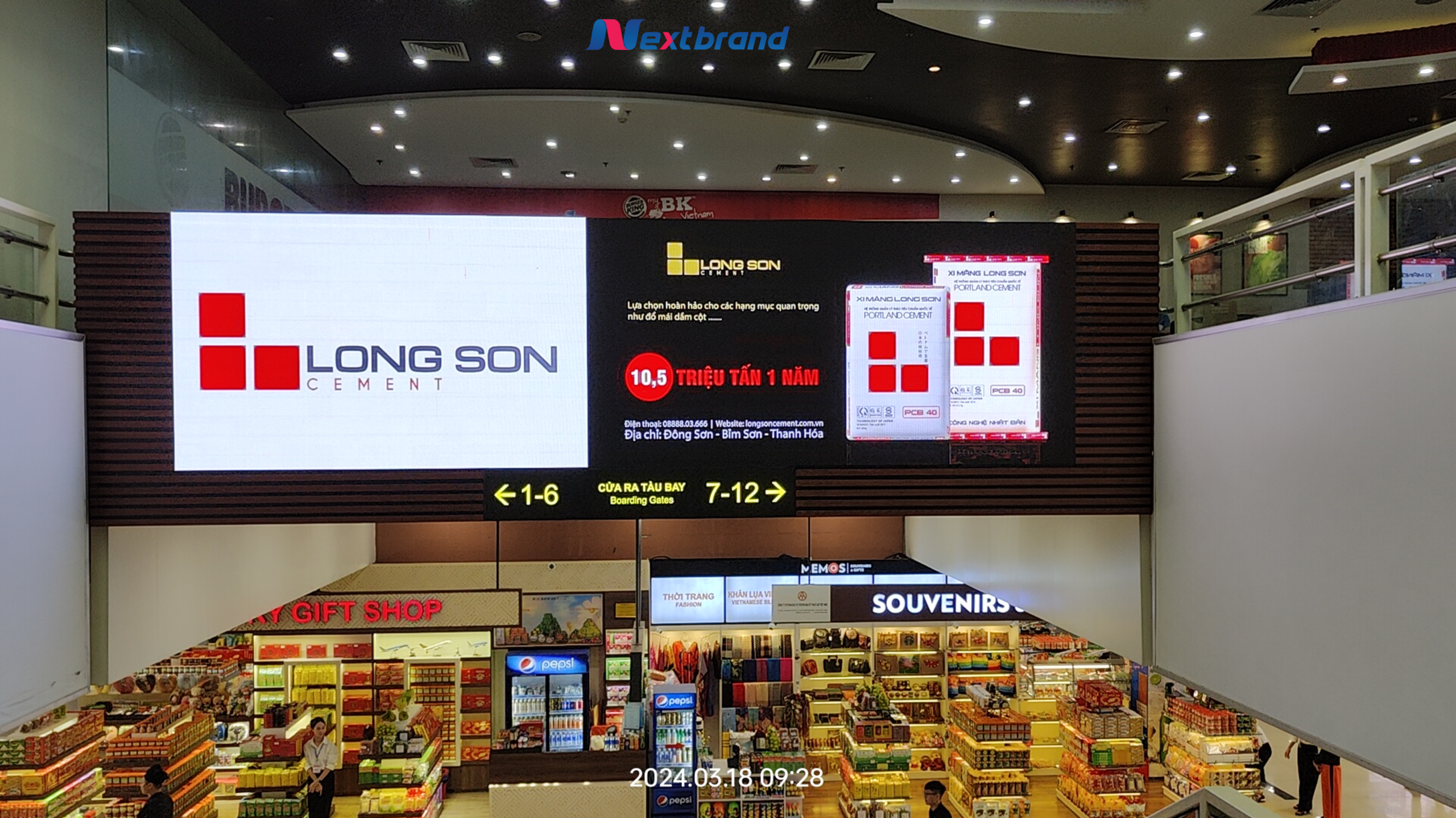 Quảng cáo màn hình LED tại khu vực lối lên xuống phòng chờ hạng Thương Gia (VIP) - Sân bay Quốc tế Nội Bài