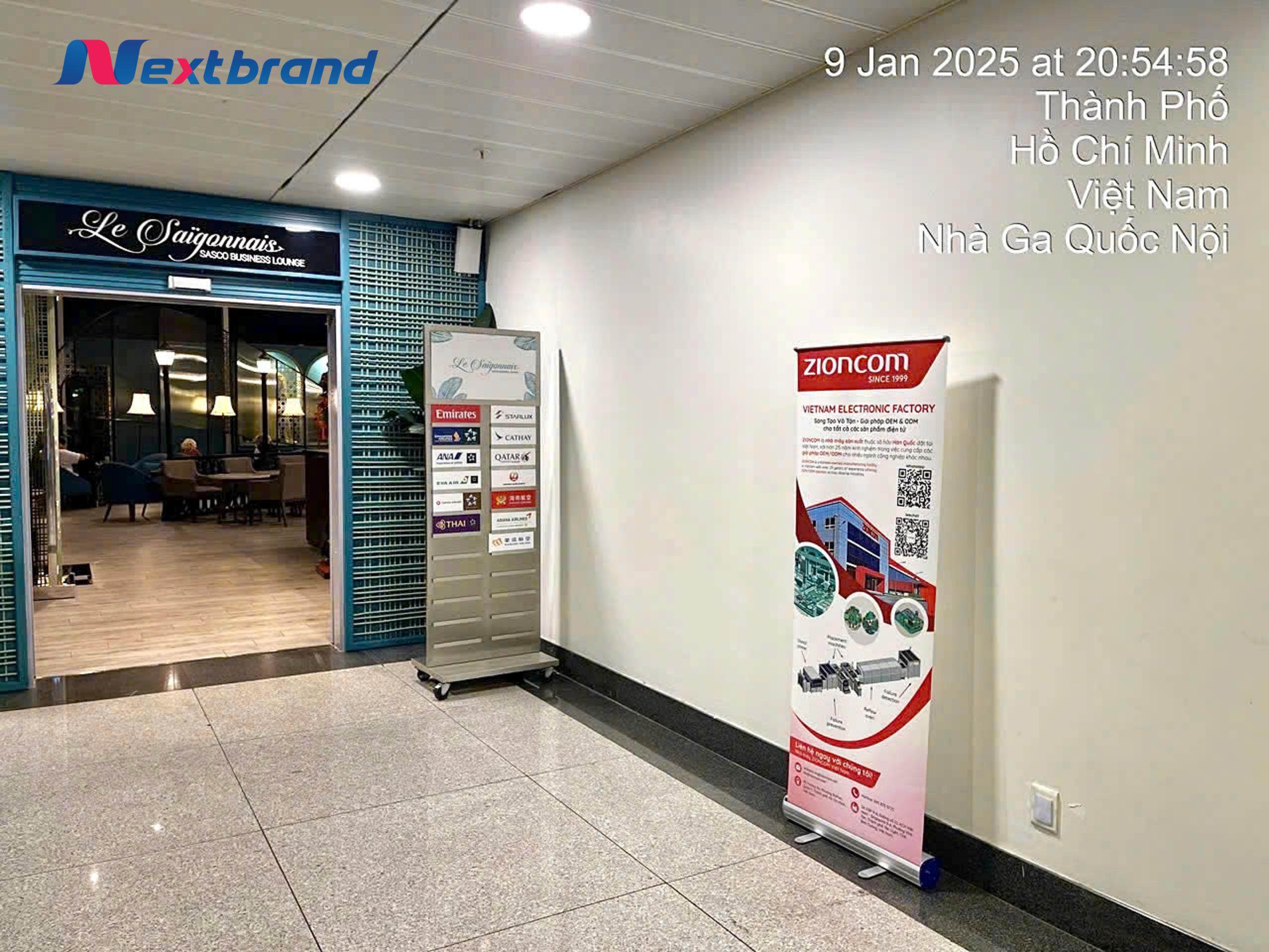 Quảng cáo standee tại khu vực trước cửa phòng chờ hạng Thương Gia (VIP)