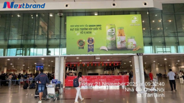 Quảng cáo sân bay cho thực phẩm chức năng bằng hình thức decal dán kính