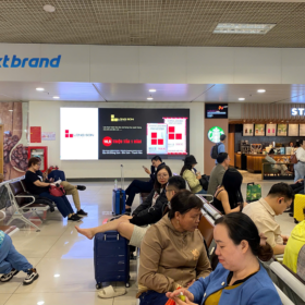 Quảng cáo màn hình LED tại khu vực phòng chờ lên máy bay